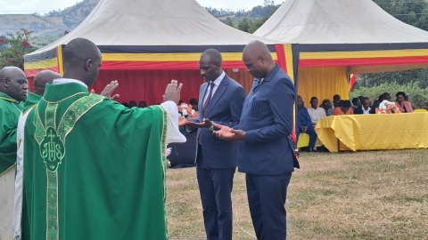 The welcoming ceremony of the former municipality Town Clerk Mr. William Kamara in Ntungamu as the new CAO